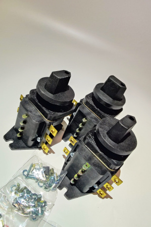 Переключатель ТПКП 25А (ППКП) пластмасс. код 6424 (в комплект входит 3шт.)