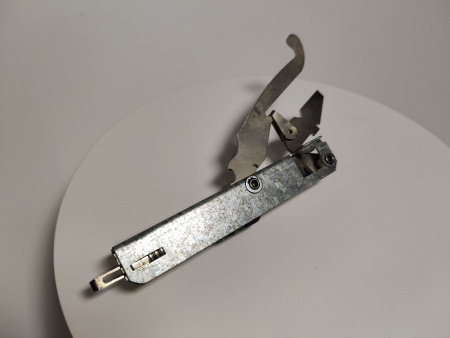 Петля ПД.00.00.000 (в сборе) применялась до 2004г. выпуска код 710000005244 Абат