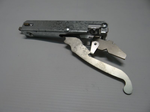 Петля ПД.00.00.000 (в сборе) применялась до 2004г. выпуска код 710000005244 Абат