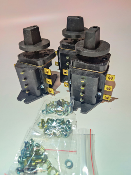 Переключатель ТПКП 25А (ППКП) пластмасс. код 6424 (в комплект входит 3шт.)