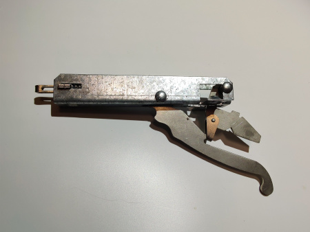 Петля ПД.00.00.000 (в сборе) применялась до 2004г. выпуска код 710000005244 Абат